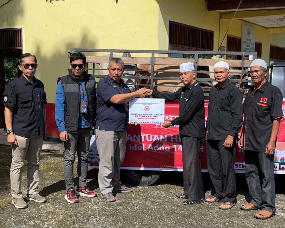 Staf TJSL Unit CSR PT Semen Padang, Nurwan, menyerahkan bantuan sapi kurban kepada Ketua KAN Limau Manis, Zulkifli Dt RJ Gumayang di Kantor KAN Limau Manis, Kamis (5/6/2025). Pada Idul Adha tahun ini, PT Semen Padang menyalurkan sebanyak 34 sapi kurban un